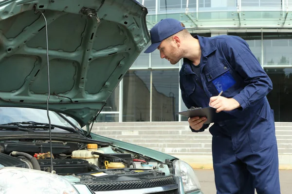 Mechanik przed otwarty samochód — Zdjęcie stockowe