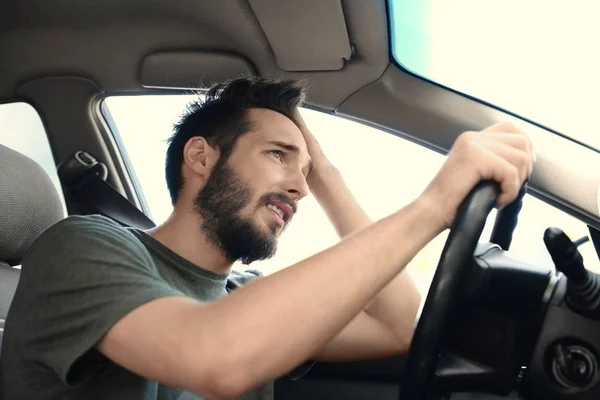 Verdrietig man-rijdende auto — Stockfoto