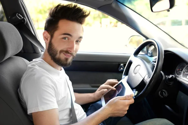 Tablet ile yakışıklı sürücü — Stok fotoğraf
