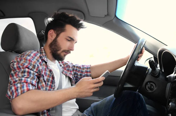 Handsome driver using mobile — Stock Photo, Image