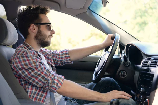 Junger Mann fährt Auto — Stockfoto