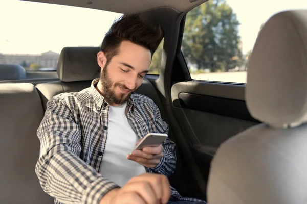 Hombre joven usando teléfono móvil —  Fotos de Stock