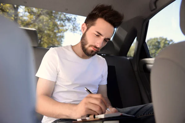 Joven tomando notas — Foto de Stock