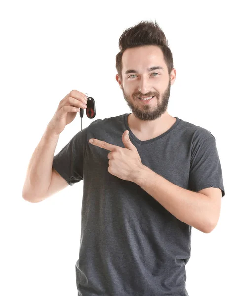 Молодий чоловік тримає ключ від машини — стокове фото