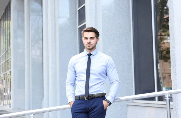 Hombre de negocios contra edificio de oficinas — Foto de Stock