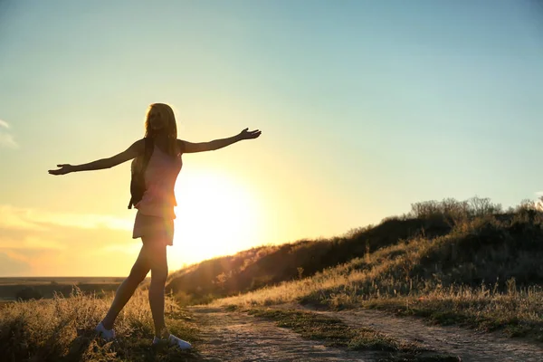 Silhouet van de vrouw op avondrood — Stockfoto