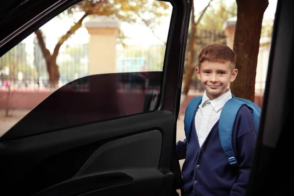 Liten pojke nära bil — Stockfoto