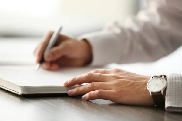 Empresario escribiendo en bloc de notas — Foto de Stock