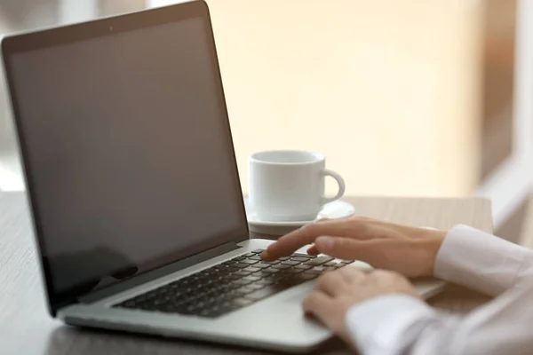 Homem de negócios usando laptop — Fotografia de Stock