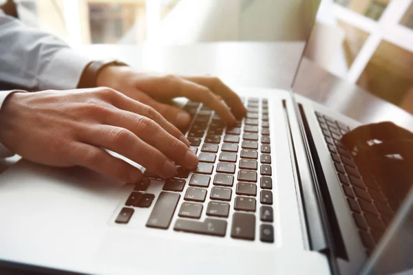 Homem de negócios usando laptop — Fotografia de Stock