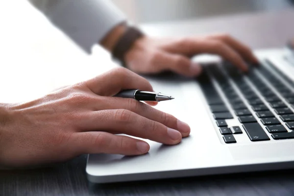 Homem de negócios usando laptop — Fotografia de Stock