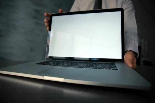 Businessman showing laptop screen — Stock Photo, Image