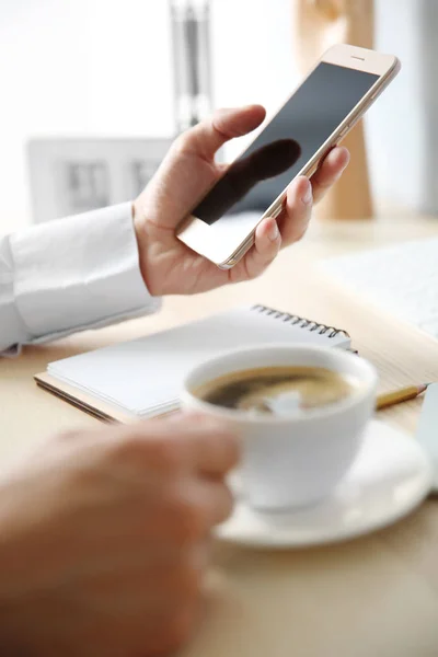 Man using smart phone — Stock Photo, Image