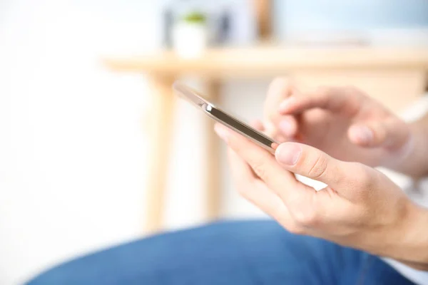 Hombre usando el teléfono inteligente — Foto de Stock