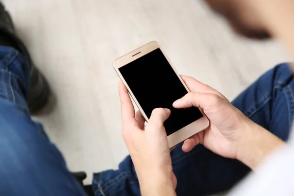 Hombre usando el teléfono inteligente —  Fotos de Stock