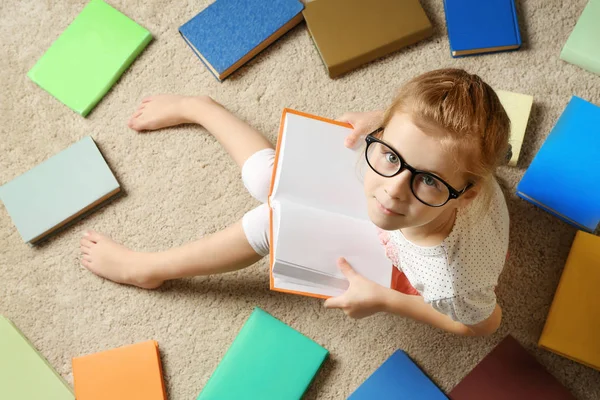 Linda Niña Leyendo Libro Mientras Está Sentado Alfombra —  Fotos de Stock