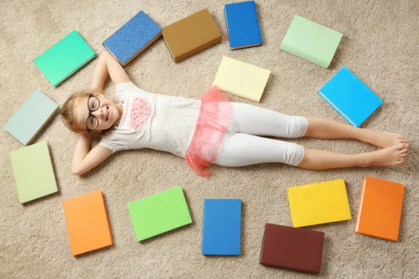 Schattig Klein Meisje Liggend Tapijt Onder Boeken — Stockfoto