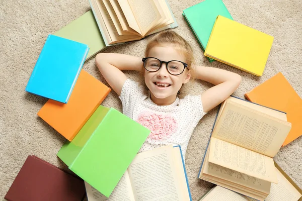 Menina Bonito Deitado Tapete Entre Livros — Fotografia de Stock