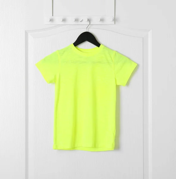 Lege t-shirt opknoping op de deur — Stockfoto