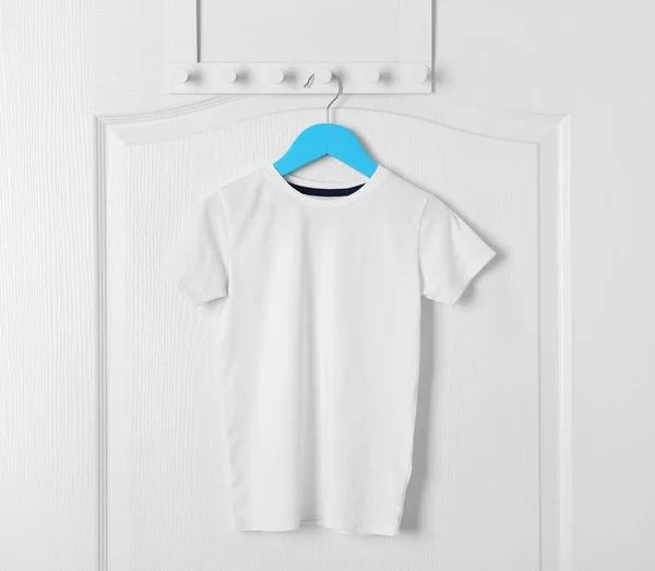 Puste t-shirt na drzwi — Zdjęcie stockowe