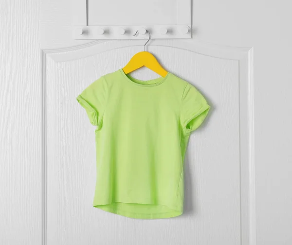 Camiseta en blanco colgando de la puerta —  Fotos de Stock