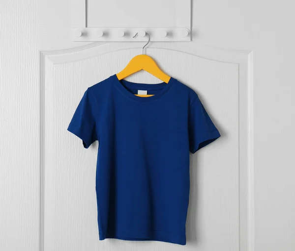 T-shirt em branco pendurada na porta — Fotografia de Stock