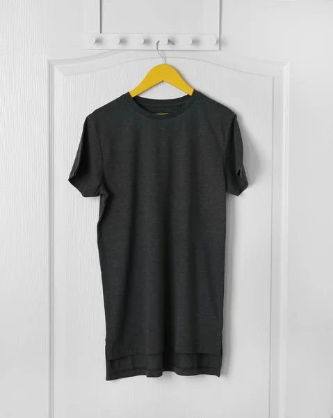 T-shirt em branco pendurada na porta — Fotografia de Stock