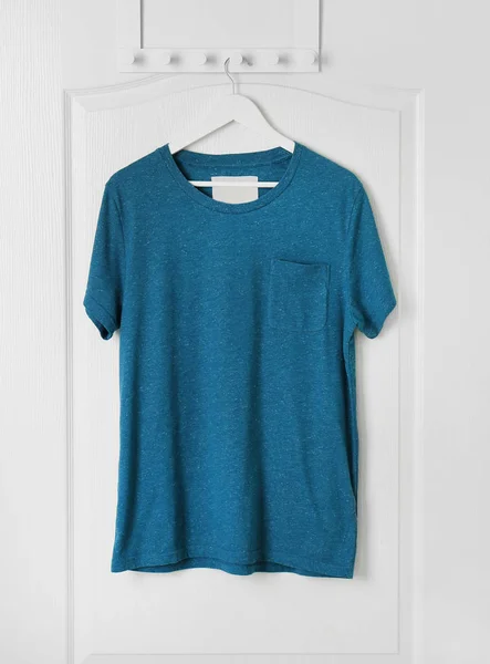 Leeres T-Shirt hängt an Tür — Stockfoto