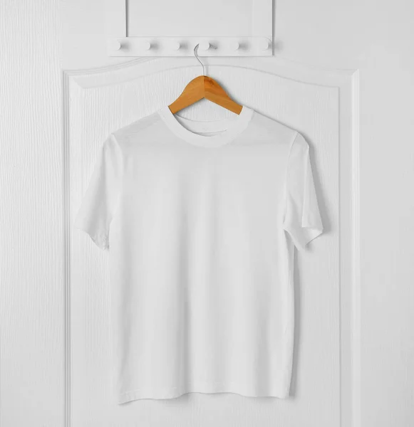 T-shirt em branco na porta — Fotografia de Stock