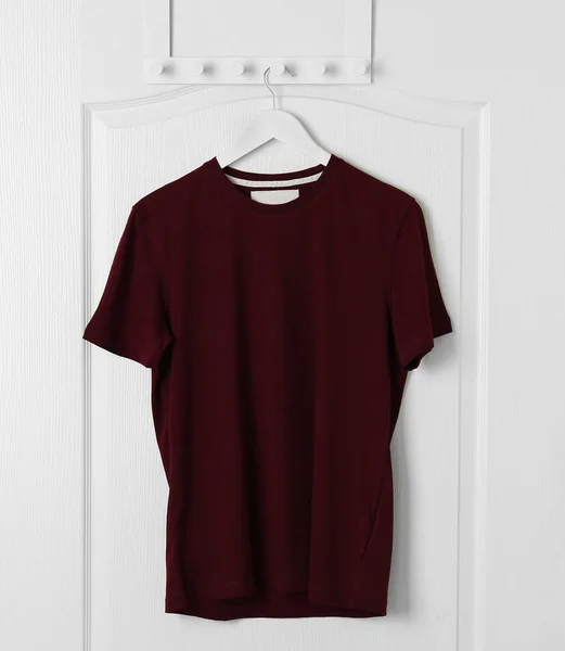 T-shirt em branco pendurada na porta — Fotografia de Stock