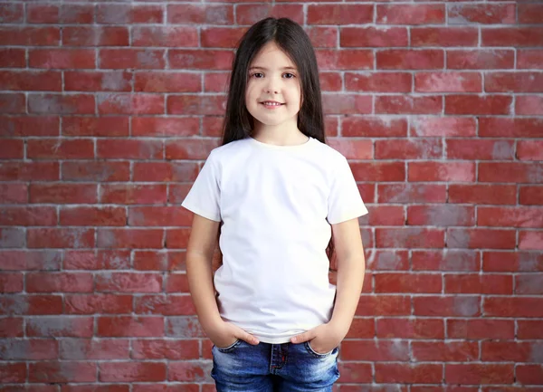 Niña en camiseta en blanco — Foto de Stock