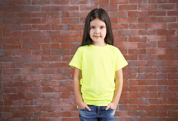 Маленькая девочка в пустой футболке — стоковое фото