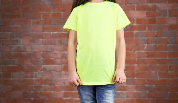 Liten flicka i tomma t-shirt — Stockfoto