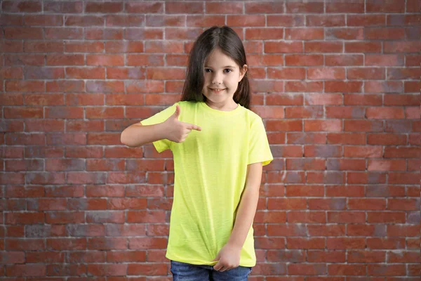 Niña en camiseta en blanco — Foto de Stock