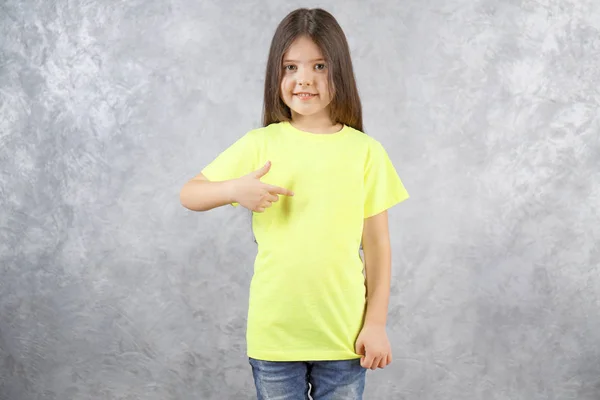 Niña en camiseta en blanco —  Fotos de Stock