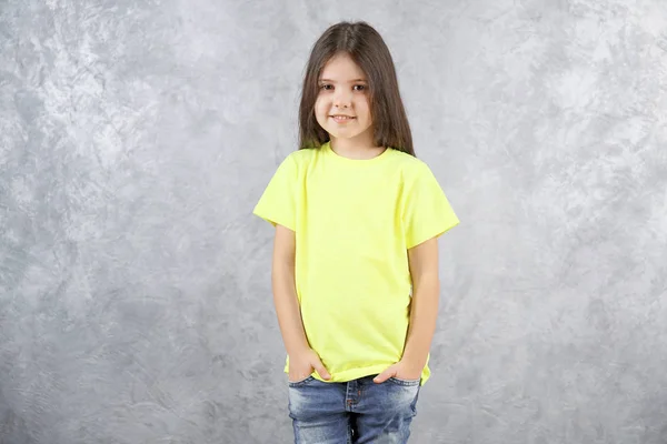 Malá holčička v prázdné tričko — Stock fotografie