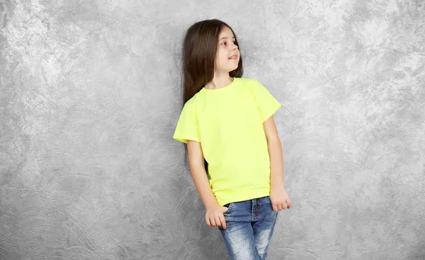 Klein meisje in lege t-shirt — Stockfoto