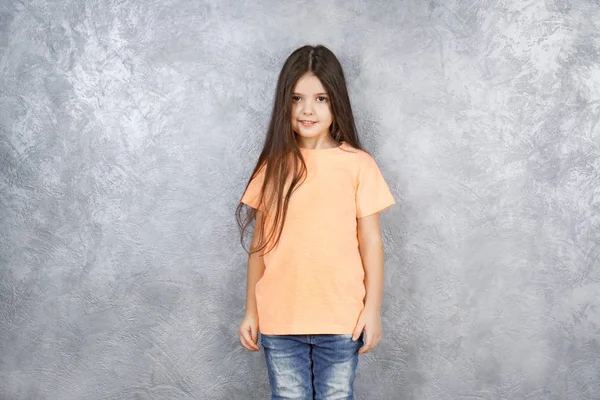 Niña en camiseta en blanco — Foto de Stock