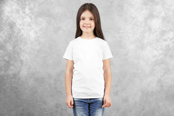 Niña en camiseta en blanco —  Fotos de Stock