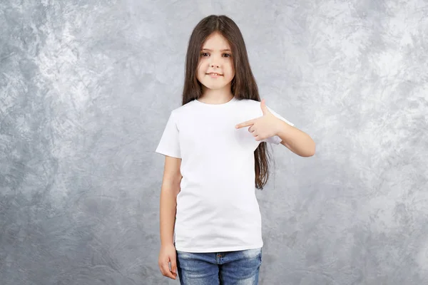 Petite fille en t-shirt blanc — Photo