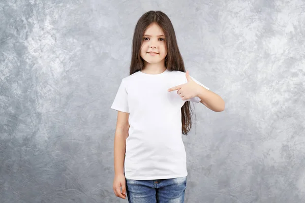 Liten flicka i tomma t-shirt — Stockfoto