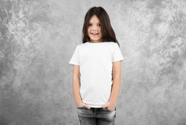 小女孩在空白 t 恤 — 图库照片
