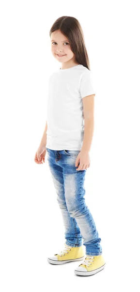 Kleines Mädchen im weißen T-Shirt — Stockfoto