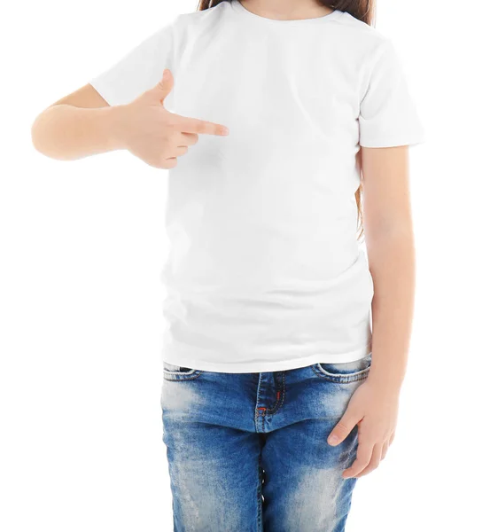 Liten flicka i tomma t-shirt — Stockfoto