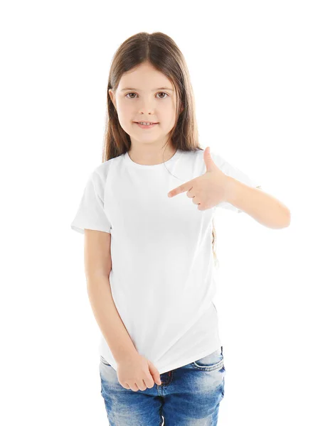 공백 t-셔츠에 있는 어린 소녀 — 스톡 사진