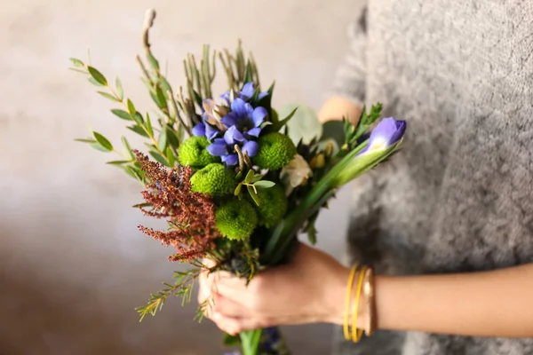 Woman holding bouquet — Stock Photo, Image