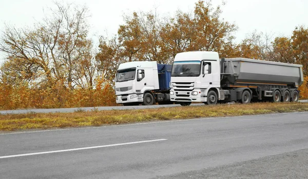 Два больших грузовика — стоковое фото