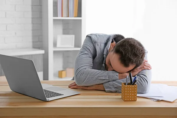 Hombre durmiendo en la mesa —  Fotos de Stock