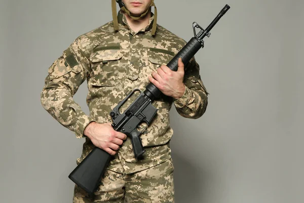 Soldado em camuflagem, close-up — Fotografia de Stock