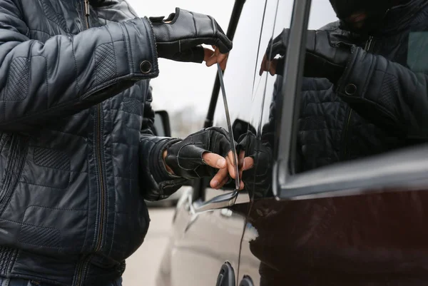 Hombre ladrón tratando de abrir el coche —  Fotos de Stock